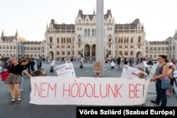 Tüntetés a Kossuth téren a státusztörvény elfogadása ellen 2023. július 4-én