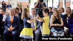 Градоначалникот на Чаир Висар Ганиу на детска приредба