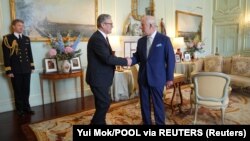 Novi britanski premijer Keir Starmer sa kraljem Charlesom 5. juli 2024. 