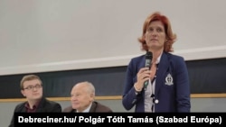 Bódi Judit az egyik lakossági fórumon Hajdúnánáson