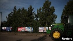 Traktor u blizini izbornih plakata, tokom migrantske krize, u Dubicze Cerkiewne, Poljska, 3. oktobra 2023. 