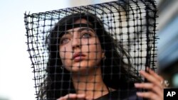 Жена на шествие с искане за освобождаването на израелски и германски граждани, задържани от Хамас в Газа, пред германското посолство в Тел Авив, Израел, сряда, 25 октомври 2023 г. 