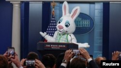 Великденският заек гостува в залата за брифинги на Белия дом във Вашингтон, САЩ, 1 април 2024 г.