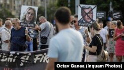 Oamenii care au ieșit la protestul din Piața Victoriei au scandat „Situația e sinistră, Firea e ministră”, „Corupția ucide, toți știau”, „Gabriela și Pandele au ucis pentru lovele” sau „Decizia e firească, Firea să ne părăsească”, București, 13 iulie 2023.