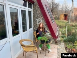 ეკა ხომასურიძე სოფელ ვეძისში, თავისი ახალი სახლის ეზოში.