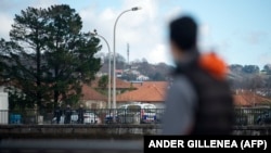 Migrant gleda na graničnu patrolu francuske policije na španjolsko-francuskom graničnom mostu u Santiagu između Iruna (Španija) i Hendayea (Francuska), foto arhiv