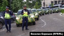 Колоната от джипове, които са купени от руснаци в България и ще отида на фронта в Украйна, зад храм-паметник "Александър Невски" в София. 