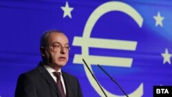 Служебният премиер Гълъб Донев по време на конференцията "България по пътя на еврото".