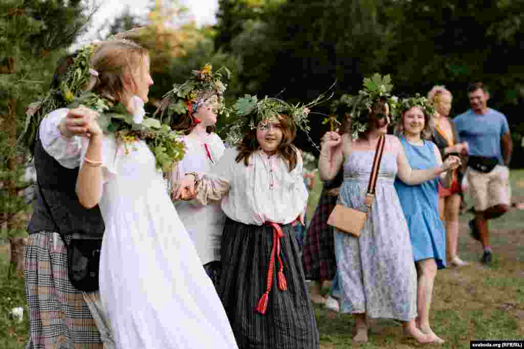 Neki od sudionika plešu na svečanosti. Za Bjeloruse, događaj koji se službeno održava u njihovoj zemlji noću između 6. i 7. jula omogućuje im proslavljanje slavenske tradicije daleko od doma.