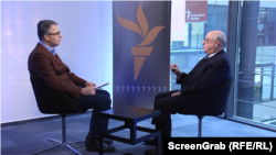 Urednik spoljne politike RSE, Dragan Štavljanin (levo) i Mark Wolf, bivši glavni američki sudija za distrikt Masačusec, a sada predsedavajući nevladine organizacije Međunarodne inicijative za integritet, Prag, 23. mart 2023.