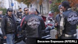 Демонстрацията събра много мотористи, подкрепящи певицата.