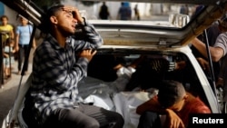 Опечалени плачат до телата на свои близки, убити при израелски удар в Рафах, в южната част на Ивицата Газа, 27 май 2024 г.