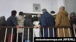 Редици за подигање на лични документи во зградата на МРТВ