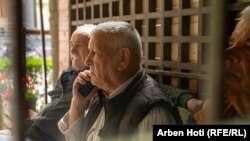 Bislim Ademi duke biseduar në telefon.