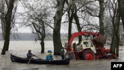 Хора с лодка в Лом през април 2006 г., когато водите на река Дунав достигнаха рекордно високи нива.