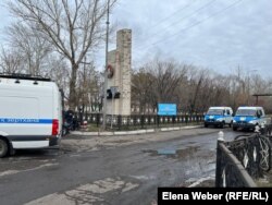 Апат болған Костенко атындағы шахта маңында тұрған полиция көліктері. 28 қазан 2023 жыл.