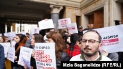 საპროტესტო აქცია პარლამენტის წინ