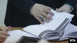 Подготвяне на изборните книжа. Снимката е илюстративна.