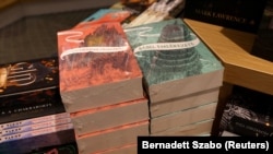 Knjige koje pišu o LGBT-u viđene su umotane u plastiku u knjižari u Budimpešti 11. jula 2023.
