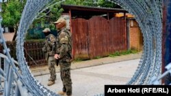 Pjesëtarë të KFOR-it në Zveçan më 6 qershor 2023. 