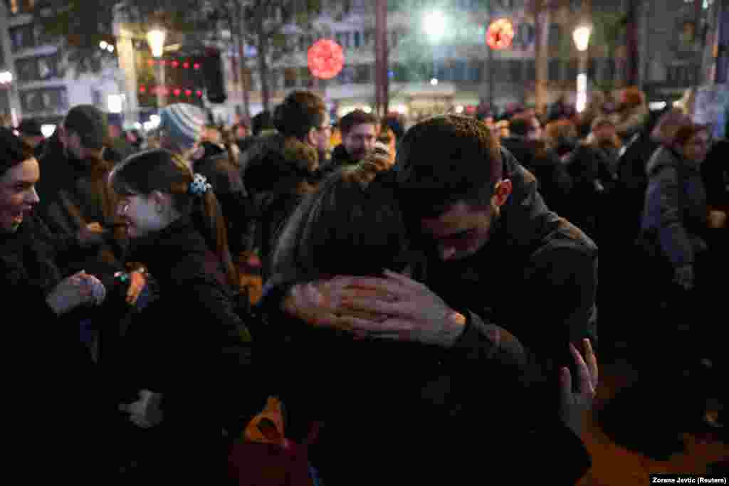 Пар се прегрнува за време на митингот. По двете масовни престрелки и во согласност со претходните ветувања, Вучиќ поднесе оставка од функцијата претседател на СНС, предавајќи му ја функцијата на Милош Вучевиќ, неговиот најблизок сојузник и министер за одбрана во заминување, но тој ја задржува одлучувачката контрола врз партиските политики.