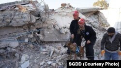 Спасувачки екипи на место погодено од земјотресот во Турција