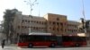 Një autobus ndërurban duke kaluar pranë ndërtesës së Kuvendit maqedonas, Shkup.
