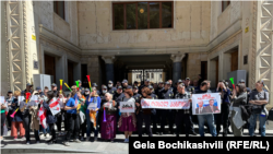 „არა რუსულ კანონს“ - ჟურნალისტების საპროტესტო აქცია პარლამენტის შესასვლელთან. 16 აპრილი, 2024 წელი
