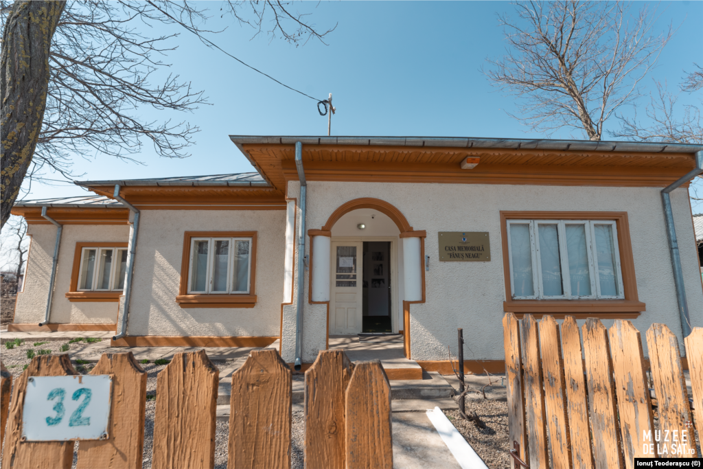 Casa în care s-a născut și a copilărit&nbsp;Fănuș Neagu&nbsp;(1932 &ndash; 2011) a fost construită chiar de tatăl autorului, Vasile Neagu. Casa modestă, cu două camere, cu tindă și prispă, a fost refăcută așa cum se prezintă astăzi, în anii &nbsp;&lsquo;60 de fratele scriitorului, George. &nbsp; Aici&nbsp;poate fi explorat turul virtual 3D al&nbsp;Casei Memoriale &bdquo;Fănuș Neagu&rdquo;&nbsp;din județul Brăila. 