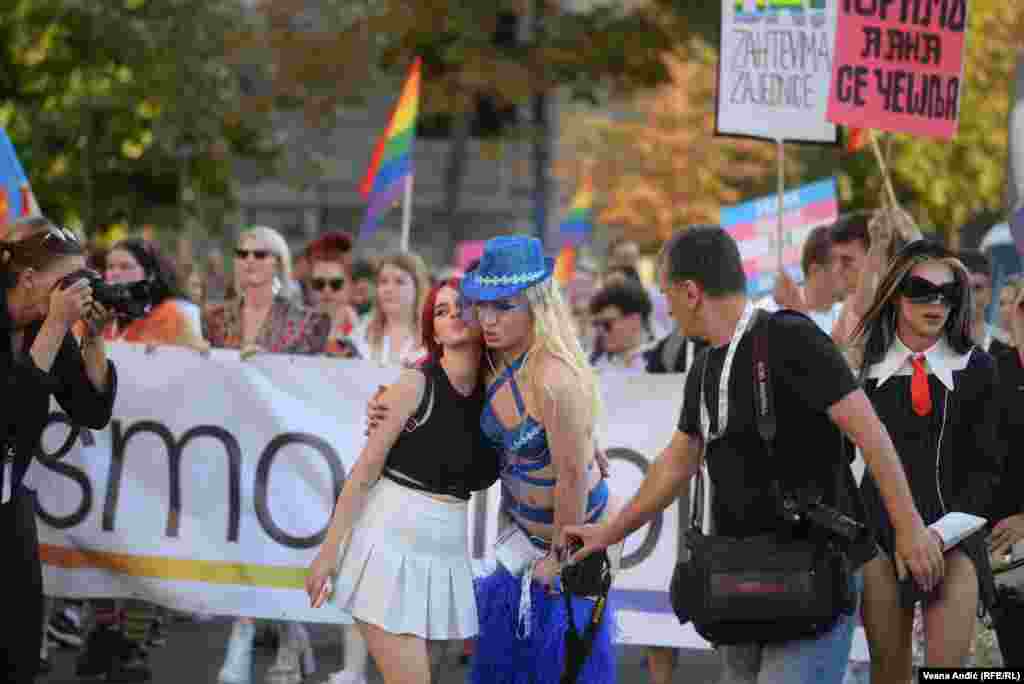 Парадата на гордоста ја поддржа и амбасадорот на Соединетите Американски Држави (САД) во Србија, Кристофер Хил. &bdquo;Важно е сите да сме тука заедно и секој да има право да оди каде сака&ldquo;, рече Хил.