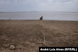 Rezervorul Kahovka este aproape uscat, apa curgând doar prin canalul râului.