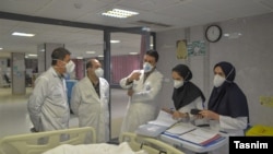 Previše rade, potplaćeni i "ponižavani" od strane šefova, mnogi mladi doktori u Iranu razmišljaju da se isele u inostranstvo, ili čak počine samoubistvo.