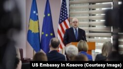 Амбасадорот на Соединетите Американски Држави во Косово, Џефри Ховениер. 