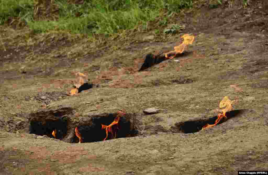 Požar uzrokovan prirodnim gasom kod sela Turca. Drugi mit, pak, pripovijeda da su neki lopovi jurili djevojke. Dok su one bježale, tlo ispod lopova se otvorilo i gurnulo ih pravo u pakao, a potom se zatvorilo, ostavljajući tragove vatre.