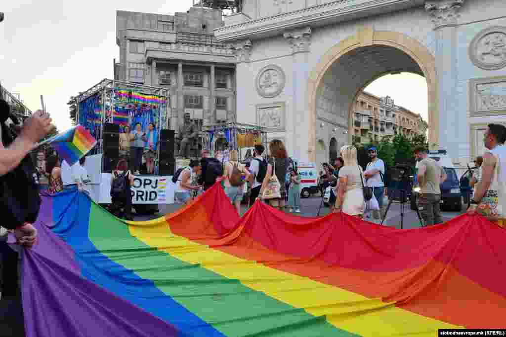 По кратките поздравни говори на дел од учесниците, започна и протестниот марш по скопските улици проследен со музика.&nbsp;