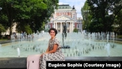 Йожени Софи пред Народния театър в София