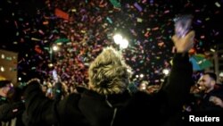 Граждани празнуват пред парламента в Атина, след като гръцките депутати одобриха еднополовите бракове късно вечерта на 15 февруари