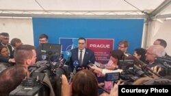 ჩეხეთის საგარეო საქმეთა მინისტრი იან ლიპავსკი პრესკონფერენციაზე. პრაღა, ჩერნინის სასახლე. 30 მაისი