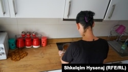 Žrtva porodičnog nasilja u kuhinji svog novog privremenog doma u Prištini, koji se nalazi u Centru za zaštitu žena i dece.