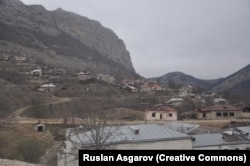 Golyónyomok a falu iskolájának homlokzatán 2021 decemberében