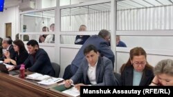 Обвиняемые и их адвокаты в суде