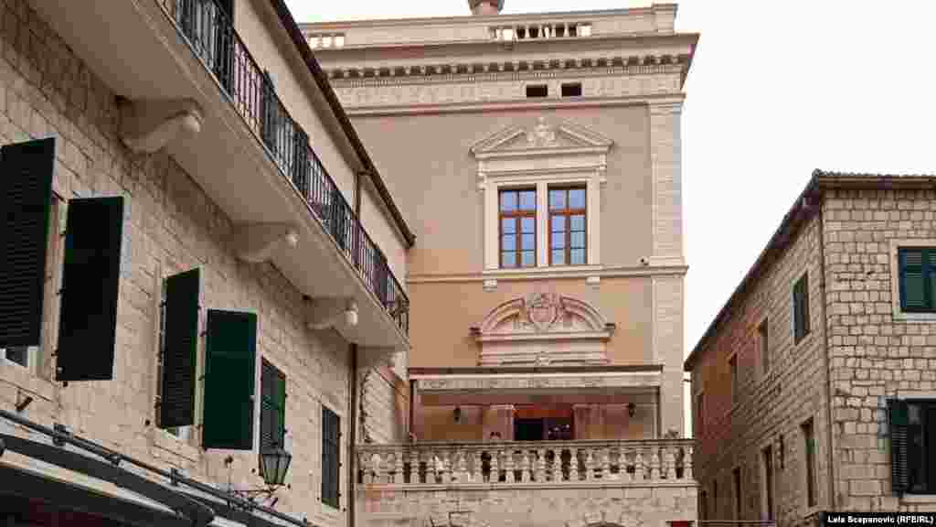 &quot;Ljudi neka upamte da smo mi na trusnom području, nek osluškuju prirodu jer je ona moćnija od čovjeka&quot;, govorila je za RSE Nada Radović iz Kotora, kada je prije deceniju i po objavila knjigu sjećanja svojih sugrađanja o zemljotresu. Podsjećaju na to i ove fotografije kotorskog Trga od oružja. &nbsp;