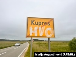 Putokaz na Kupresu sa natpisom HVO, na mjestu gdje bi trebao biti ćirilični natpis
