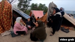 Femei afgane refugiate în Pakistan