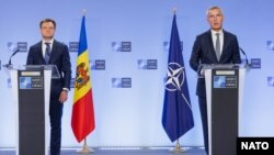 Prim-ministrul R. Moldova, Dorin Recean (stânga) și secretarul general NATO, Jens Stoltenberg, fac declarații pentru presă la Bruxelles, octombrie 2023.