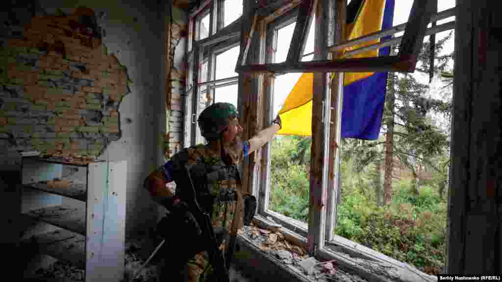 Ezen a június 17-i felvételen egy ukrán katona tűzi ki a nemzeti zászlót a frissen felszabadított Blahodatne faluban. Az oroszok kénytelenek voltak gyorsan visszavonulni innen, hátrahagyva ellentámadás során megölt bajtársaikat