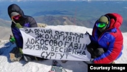 През октомври 2023 г. двама мъже от сибирския град Сургут изкачват най-високия връх на Русия, за да апелират за отопление с газ.