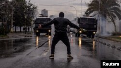 Протестиращ по време на митинг-шествие преди 50-ата годишнина от чилийския военен преврат от 1973 г. в Сантяго, Чили, 10 септември 2023 г.