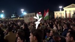 Tízezrek tüntettek a Hősök terén 