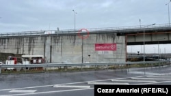 Zona încercuită cu roșu este sectorul în care există o tasare de 10 - 15 cm a căii de acces către pod. În prezent constructorul lucrează la remedierea problemei.